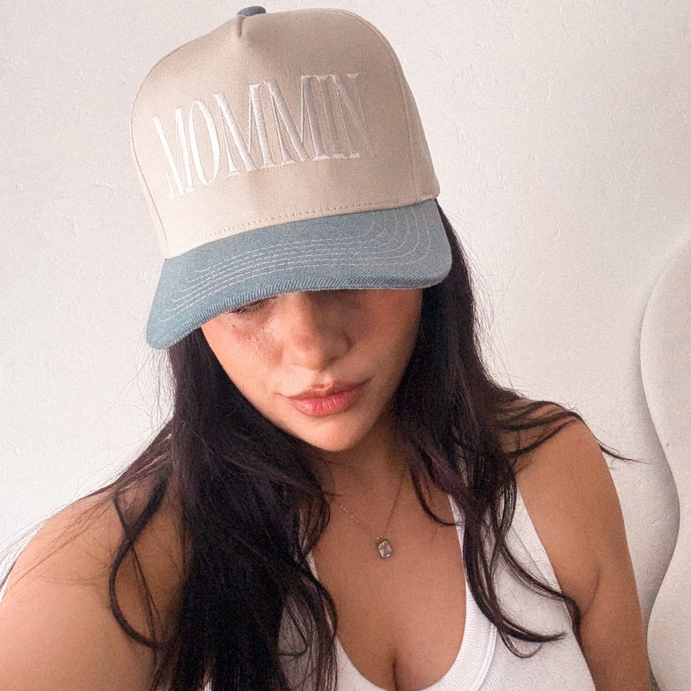 MOMMIN’ two tone trucker hat